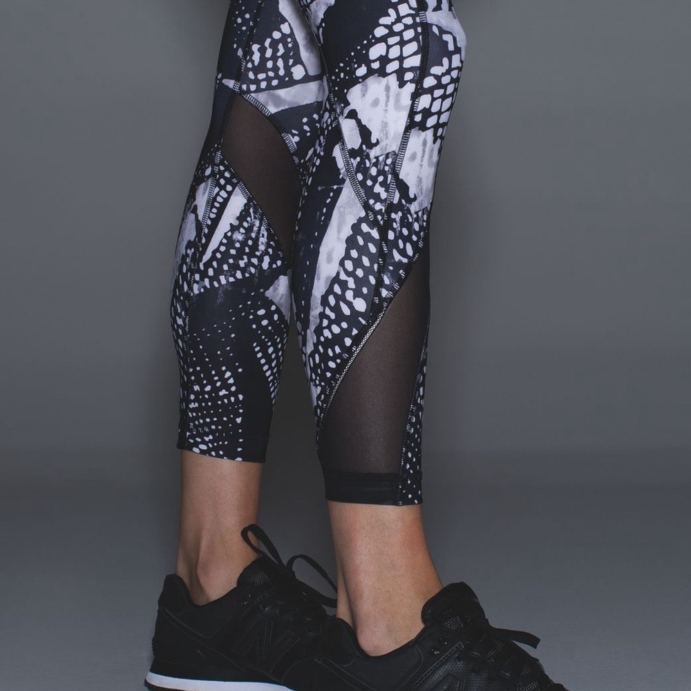Lululemon Inspire Women’s Tight II size 4 legging Mesh Luxtreme White Black - Picture 3 of 11